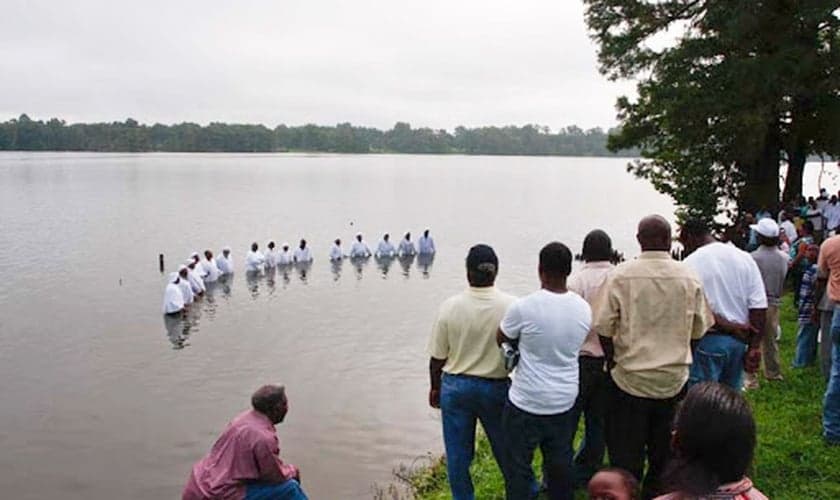 Imagem ilustrativa de batismo no Lake Providence, na Luisiana. (Foto: Susan Roach)