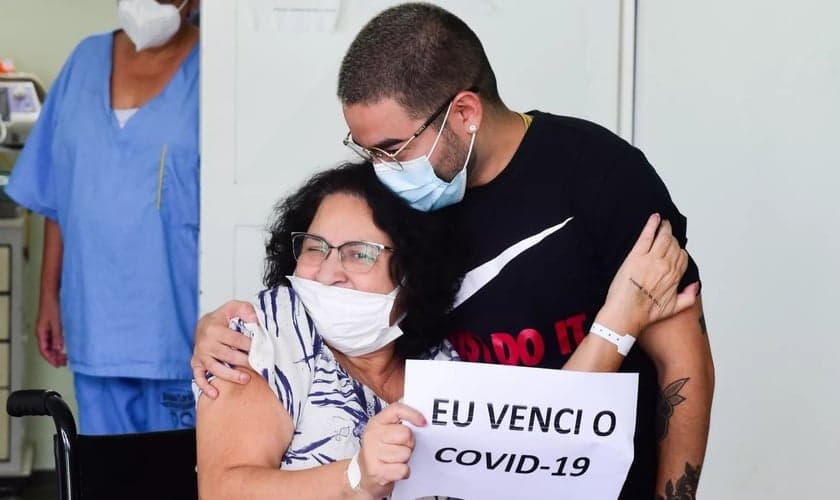 Yudi e a mãe, Tânia Tamashiro na porta do hospital. (Foto: Leo Franco/AgNews)