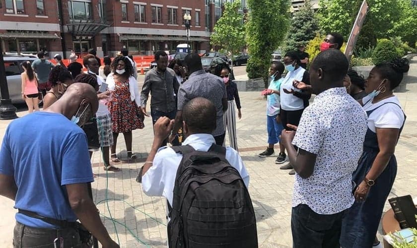 Pessoas entregam suas vidas a Jesus durante evangelismo nas ruas de Boston, nos EUA. (Foto: Reprodução / UGCN)