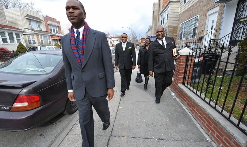 Os ministros estão na linha de frente da batalha espiritual contra a violência em NY. (Foto: NY Daily News).