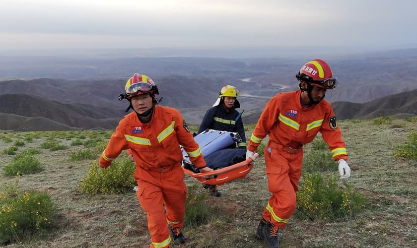 Equipe de resgate no local onde maratonistas morreram na China, em 22 de maio de 2021. (Foto: Cnsphoto via Reuters).