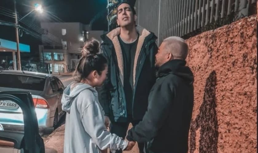 Yudi e sua irmã Yumi Tamashiro oram com Jonathan Nemer em frente ao Hospital. (Foto: Reprodução/Instagram).