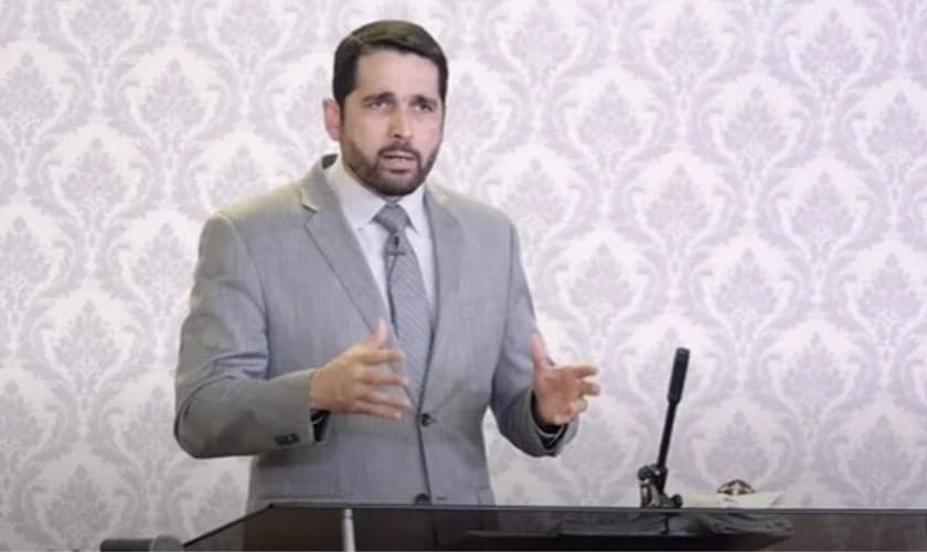 Pastor Paulo Junior lidera a Igreja Aliança do Calvário, em Franca, SP. (Foto: Reprodução/Youtube)