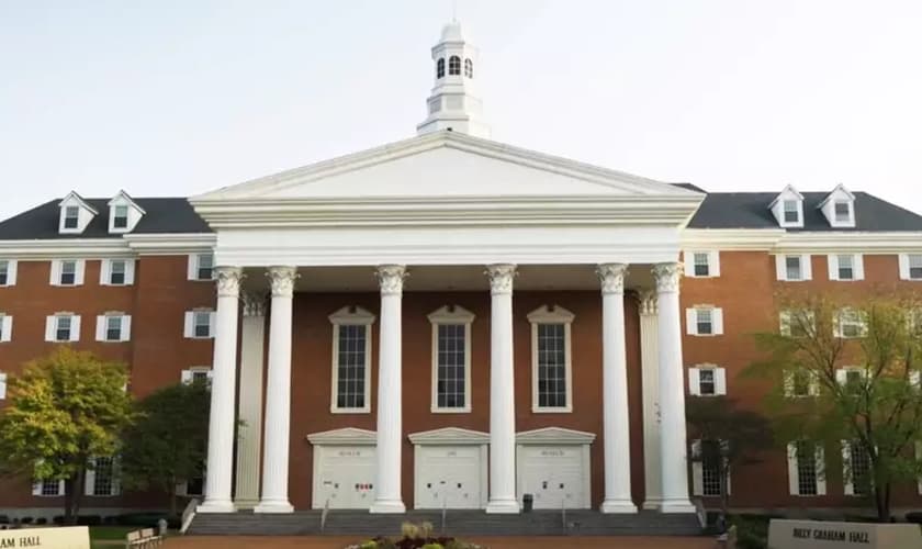 A placa homenageia os missionários Jim Elliot, Ed McCully, Nate Saint, Roger Youderian e Pete Fleming, mortos em 1956, pelo povo Huaorani no Equador. (Foto: RNS/Wheaton College Virtual Tour Screengrab).