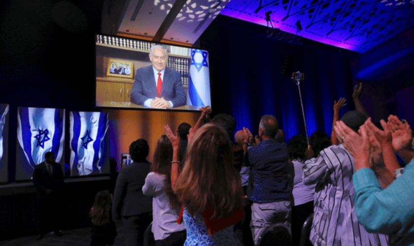 O Primeiro Ministro de Israel Netanyahu discursa em uma cúpula dos Cristãos Unidos por Israel em Washington, em julho de 2018. (Foto: Twitter/Reprodução).