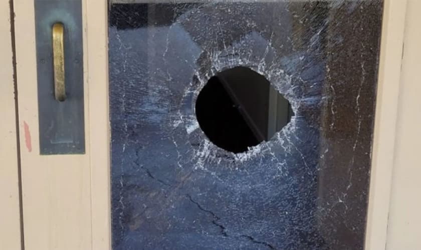 Estragos após suposto ataque antissemita à Congregação Chaverim em Tucson, Arizona (EUA), em 18 de maio. (Foto: Chaverim Congregation via JTA)