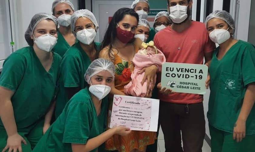 Na terça-feira, ao receber alta, os pais Tiago Paulo e Daiane registraram esse momento ao lado da equipe da UTIN do HCL. (Foto: Reprodução / Portal Caparaó)