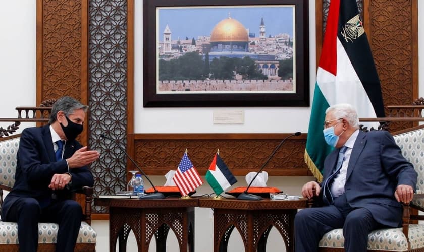 Secretário de Estado dos EUA, Antony Blinken (esquerda) e o presidente da Autoridade Palestina, Mahmoud Abbas, em conversa durante o encontro em Ramallah, na Cisjordânia, em 25 de maio. (Foto: Majdi Mohammed/Reuters)