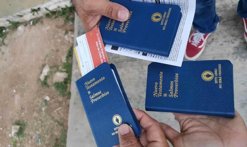 O exemplar é distribuído e fabricado pelos Gideões Internacionais. (Foto: Reprodução)