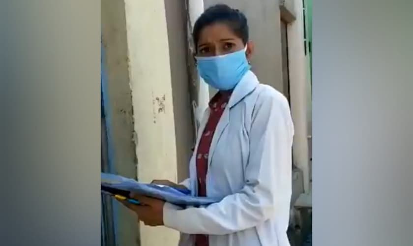 Sandhya foi levada para a uma delegacia de polícia e interrogada posteriormente. (Foto: Reprodução/Twitter).