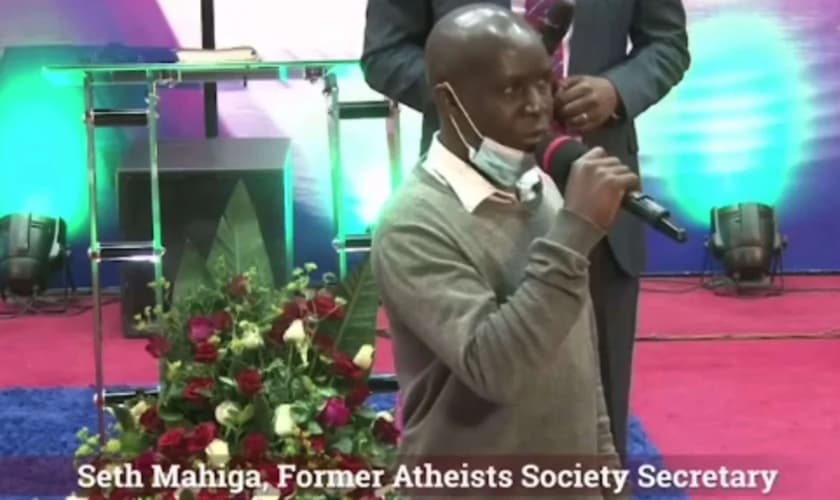 O ex-ateu Seth Mahiga testemunhou sua conversão ao Evangelho em culto numa igreja evangélica. (Foto: Reprodução/Facebook Elevate Quênia).