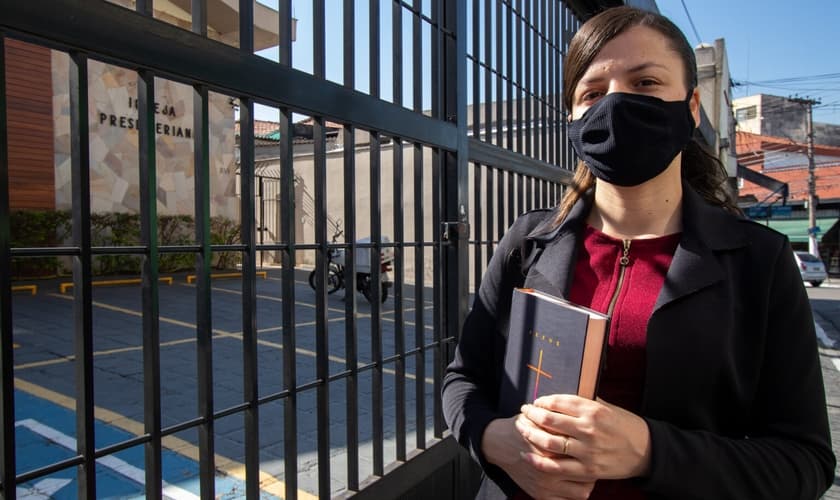 Jéssica frequenta a igreja presbiteriana e afirma que a igreja ajuda o bairro. (Foto: Léu Britto/Agência Mural)