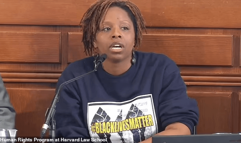 Patrisse Cullors durante painel de discussão da Escola de Direito de Harvard. (Foto: Daily Mail)