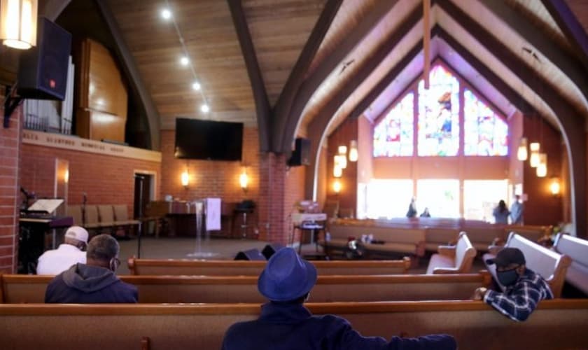 O fechamento de igrejas estava entre as medidas mais contestadas na luta contra a Covid-19. (Foto: Mario Tama/Getty Images)