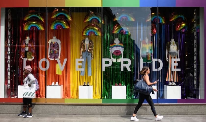 Vitrine de uma loja de roupas em 4 de julho de 2018, antes do evento “Pride London”. (Foto: Leon Neal/Getty Images)