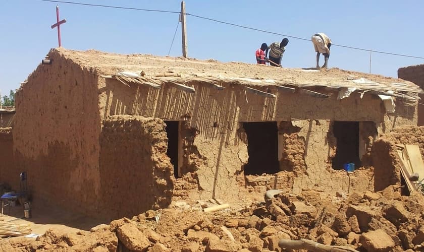 Igreja de Cristo Sudanesa sendo demolida em 2014. (Foto: Reprodução / Morning Star News)