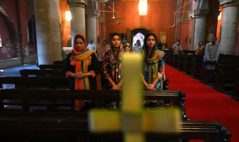 No Paquistão, mulheres cristãs são duplamente vulneráveis à perseguição, podendo ser raptadas e abusadas. (Foto: ARIF ALI / AFP via Getty Images).