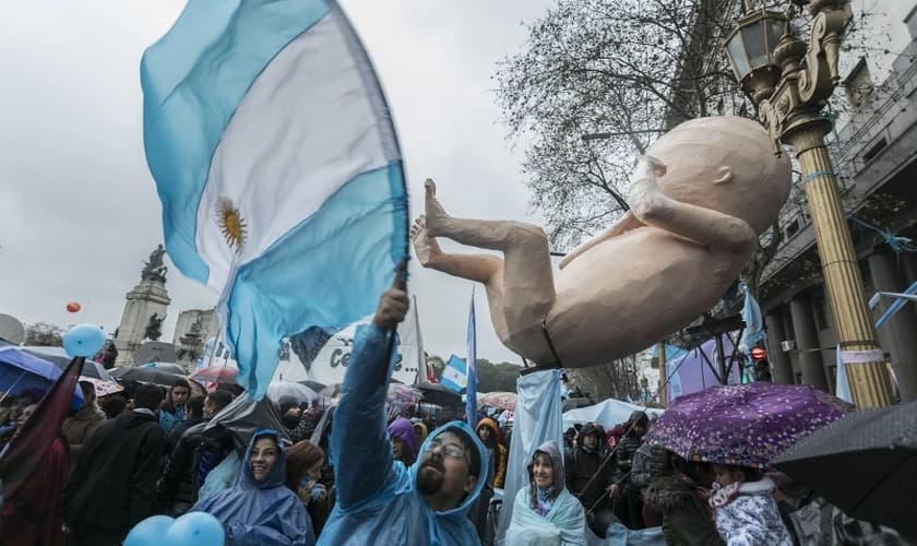 Manifestantes antiaborto fazem protesto em frente ao Congresso Nacional da Argentina, em Buenos Aires, em 2020. (Foto: Alberto Raggio/AFP/JC).