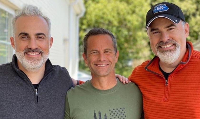 O ator Kirk Cameron entre os irmãos cineastas Alex e Stephen Kendrick. (Foto: Reprodução/Instagram Alex Kendrick)