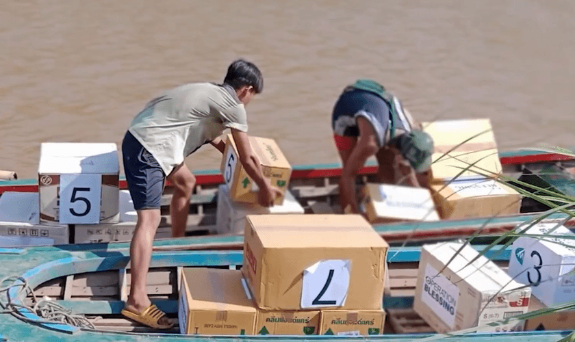 Uma equipe da Operation Blessing atravessou a fronteira entre a Tailândia e o Mianmar numa arriscada missão para ajudar um acampamento de refugiados. (Foto: Reprodução/CBN News).