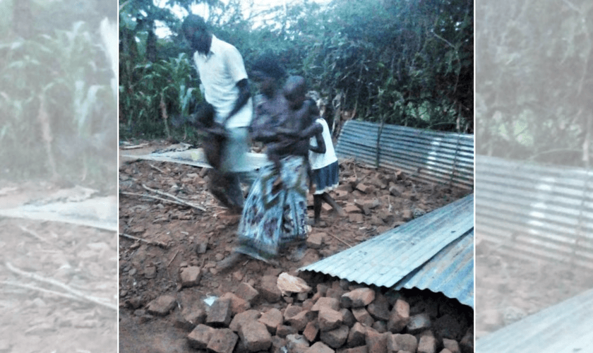 Louis Levi Baula e família depois que parentes muçulmanos destruíram sua casa no leste de Uganda em 23 de maio de 2021. (Foto: reprodução / Morning Star News)