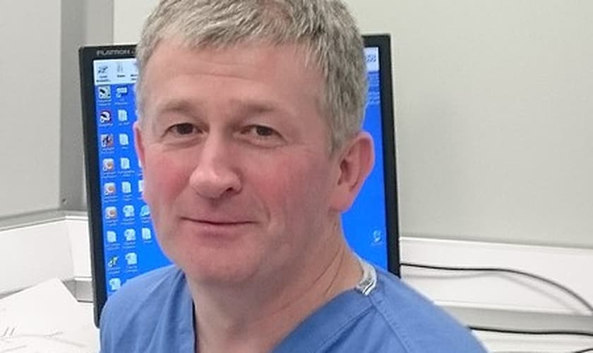 O médico cristão Dermot Kearney foi proibido de dar assitência médica  amulheres que se arrependem de aborto. (Foto: Fédération Internationale des Associations de Médecins Catholiques).