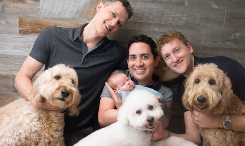 Ian Jenkins (à esquerda), Alan (ao centro) e Jeremy (à direita) foram um trisal e todos são legalmente pais do filho. (Foto: Sweet me Photography).