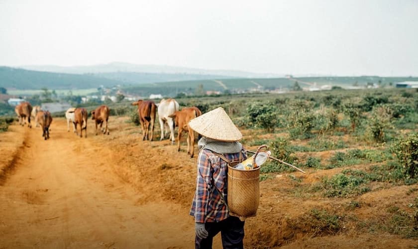 Família vietnamita é expulsa da vila onde vive e perde casa, gado e todos os seus pertences por serem cristãos. (Foto representativa: Portas Abertas)