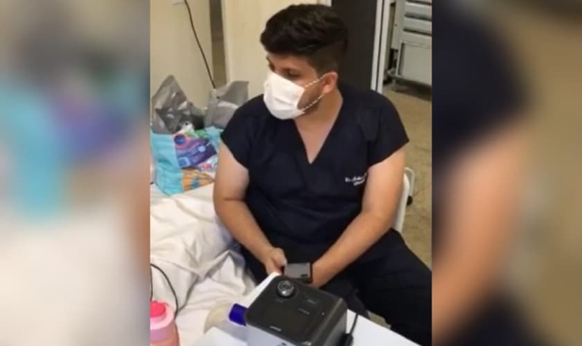 O médico Matheus Rocha cantou “aleluia” para paciente com Covid-19, antes dela falecer. (Foto: Reprodução/Instagram).