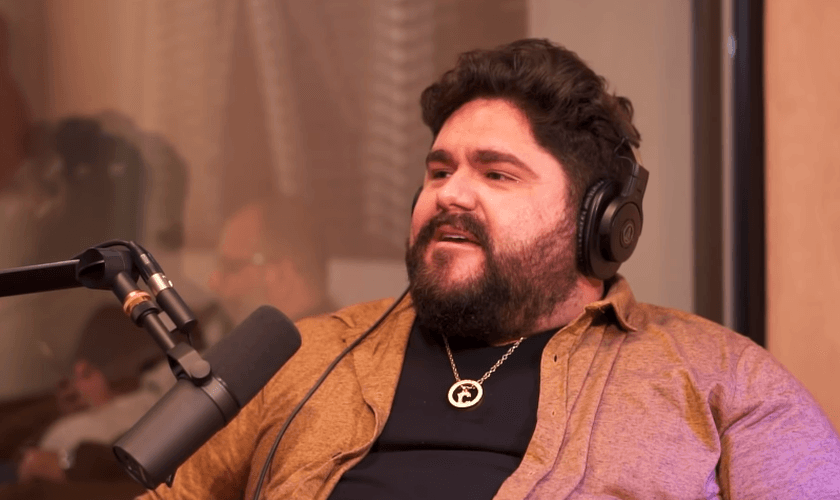 César Menotti durante entrevista com a apresentadora Djessi. (Foto: Reprodução/YouTube/Positivamente Podcast)