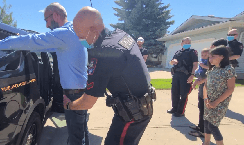 Tim Stephens, pastor da Igreja Batista Fairview, foi preso em frente aos filhos. (Foto: Rebel News)
