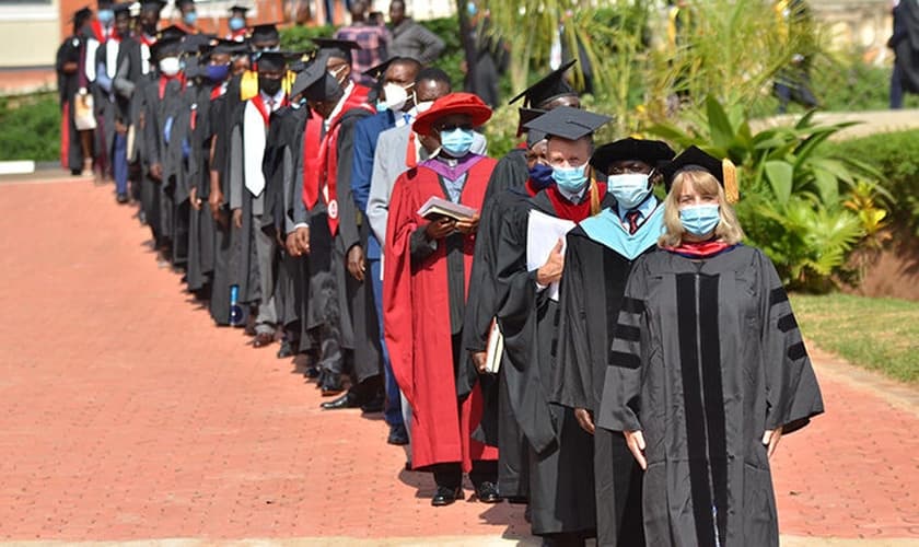 Formandos durante a cerimônia, em Kampala. (Foto: Reprodução / LBC)