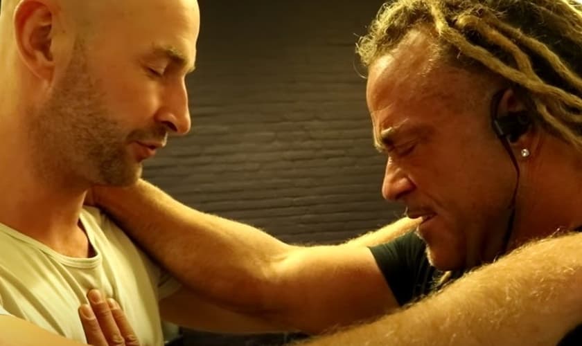 Homem se entrega a Jesus após oração de Todd White. (Foto: Reprodução / YouTube)