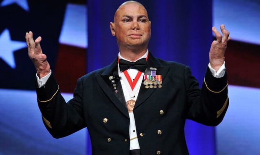 Shilo Harris com seu uniforme militar. (Foto: Reprodução / God Reports)