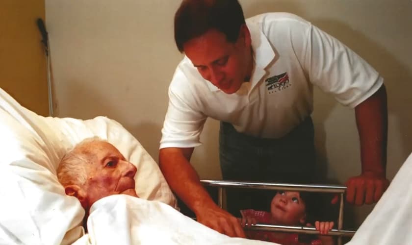 Chris Carrier orou por David McAllister, homem que o sequestrou quando era criança. (Foto: Arquivo pessoal)