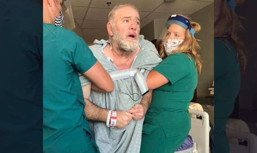 O pastor Michael Napier sobreviveu a um derrame grave provocado por sequelas da Covid-19. (Foto: Arquivo pessoal)