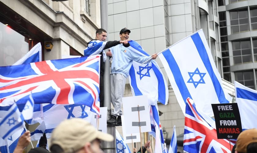 Jovens manifestantes pró-Israel em Londres. (Foto: PA Wire)
