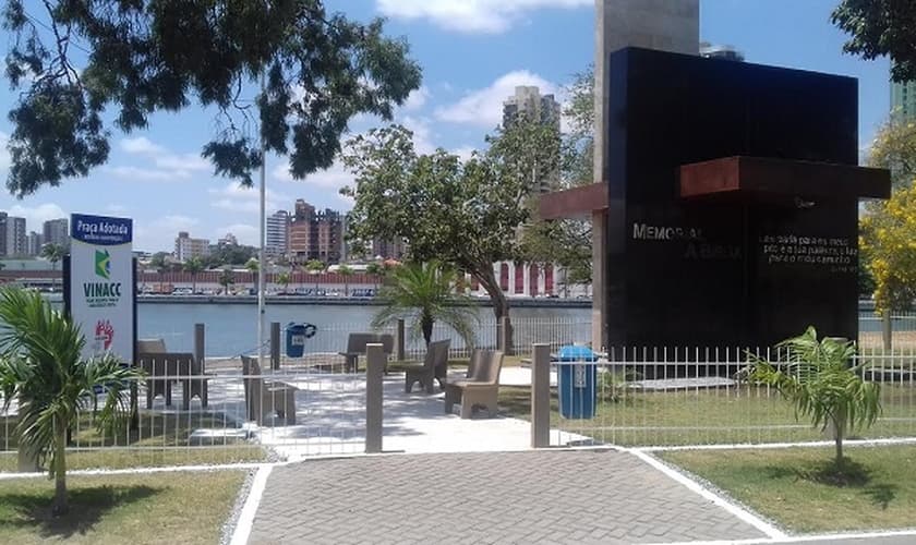 O Memorial à Bíblia foi construído há 10 anos, às margens do do Açude Velho, e é gerido pela Visão Nacional para a Consciência (VINACC). (Foto: Reprodução).