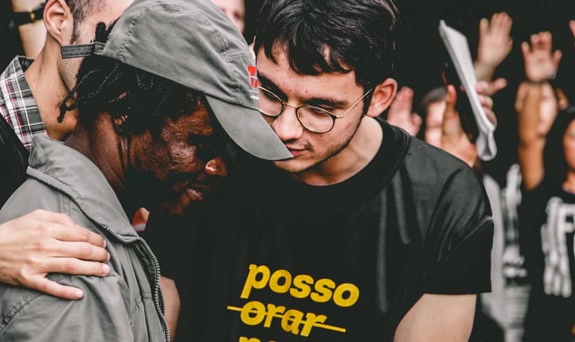 O Movimento Inconformados Rua evangeliza moradores de rua e doa cobertores e refeições toda a semana em Canoas (RS). (Foto: Inconformados Moviment).