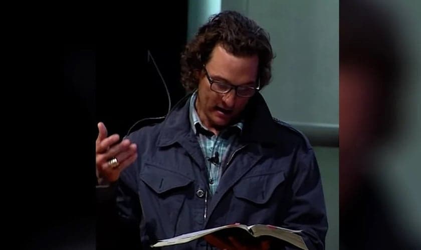 Matthew McConaughey durante leitura bíblica em sua igreja. (Foto: Reprodução / GodUp)