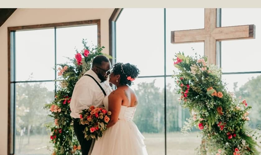 A satisfação matrimonial é maior entre casais cristãos do que casais não-cristãos, de acordo com uma pesquisa da Barna Group. (Foto: Reprodução/Facebook).