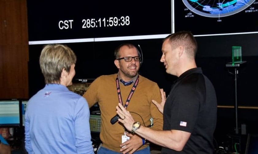 Johnny Berry (meio) conversa com a astronauta norte-americana Peggy A. Whitson (esquerda) e o coronel Jack D. Fischer. (Foto: AG News)