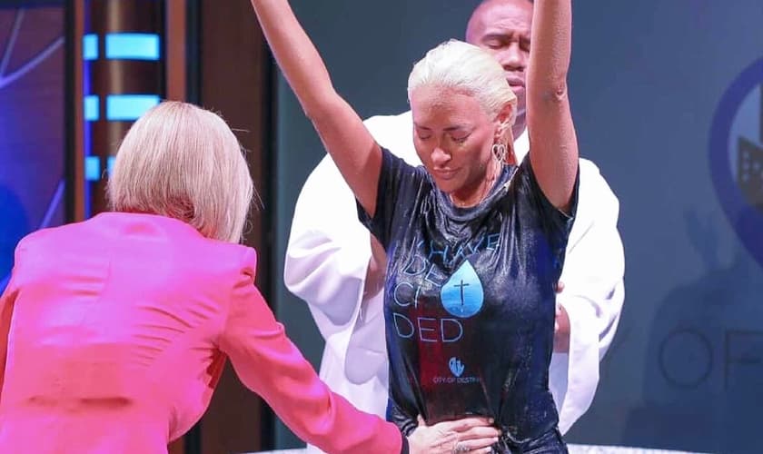 Kaya Jones foi batizada pela pastora Paula White na Flórida, em 23 de maio de 2021. (Foto: Derek Marc)
