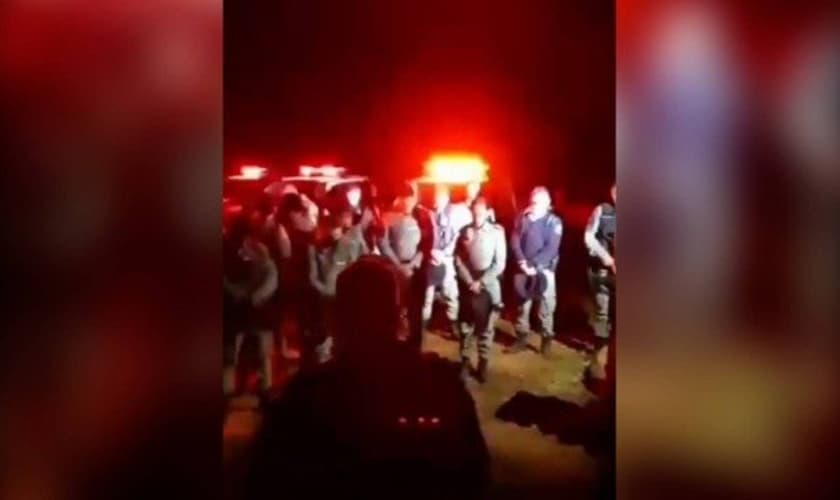 Os policiais durante a oração, em Goiás. (Foto: Reprodução / Instagram)