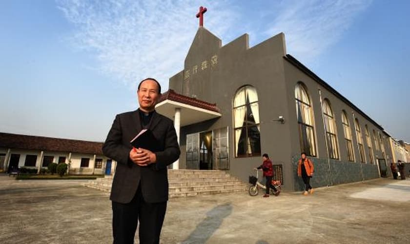 Chang Wong se surpreendeu ao encontrar sua pequena congregação transformada numa grande igreja, após 18 anos. (Foto: Bible Society).