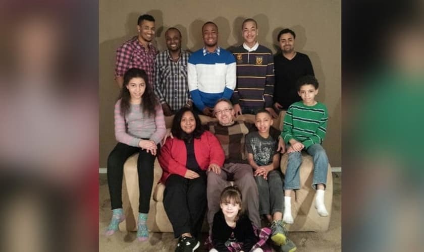 Jim Morris com sua esposa e parte dos filhos adotivos. (Foto: Reprodução / AG News)