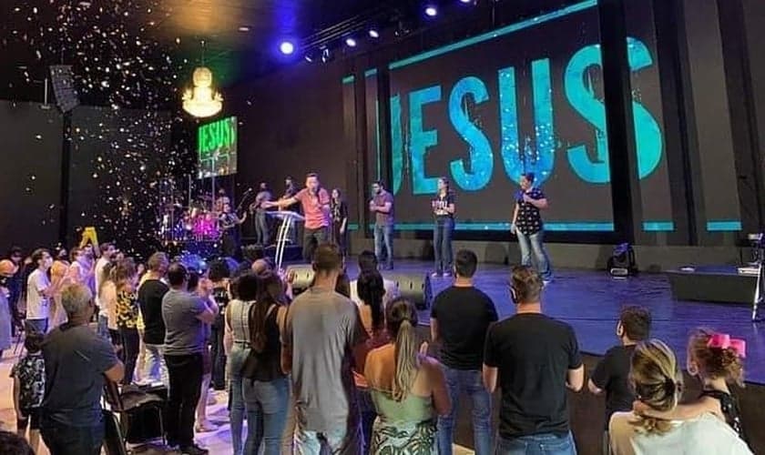 Culto na igreja Cabana Church, em São José do Rio Preto. (Foto: Reprodução / Facebook)