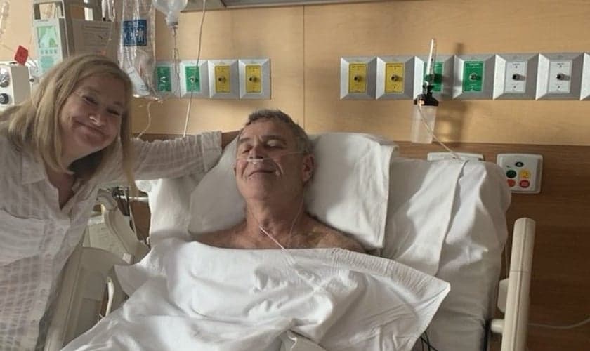 Mike e sua esposa no hospital, durante a recuperação dele após afogamento no México. (Foto: Reprodução / GOD TV)