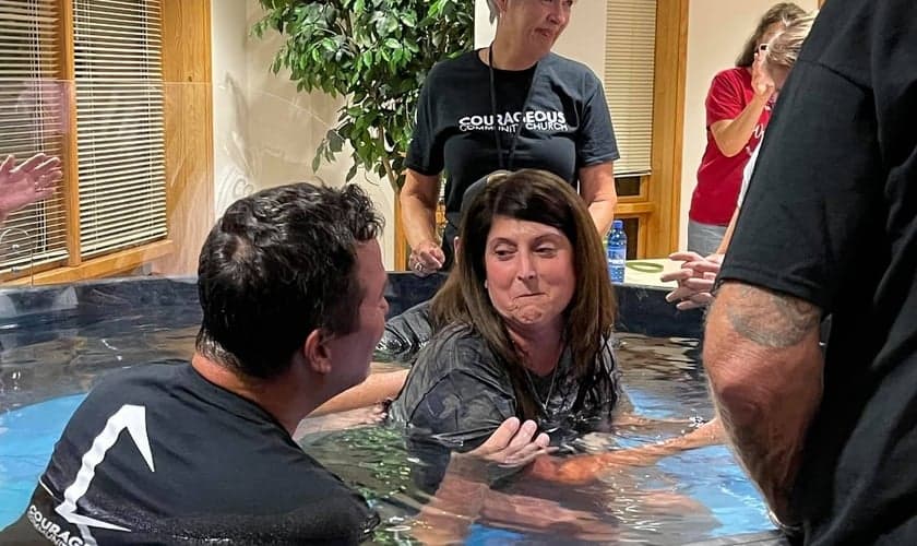  A mulher curada decidiu entregar sua vida a Cristo e foi batizada nas águas. (Foto: Reprodução/Facebook).
