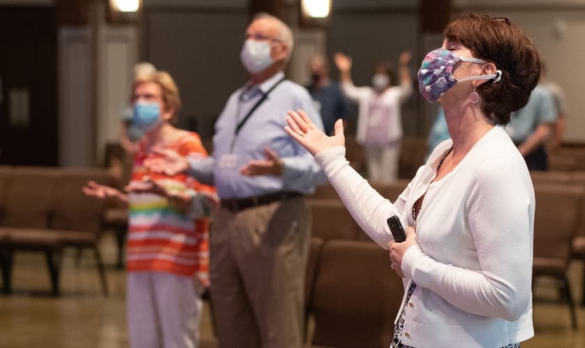 Cristãos louvam durante culto da Franklin First United Methodist Church. (Foto: Mike DuBose/UM News)